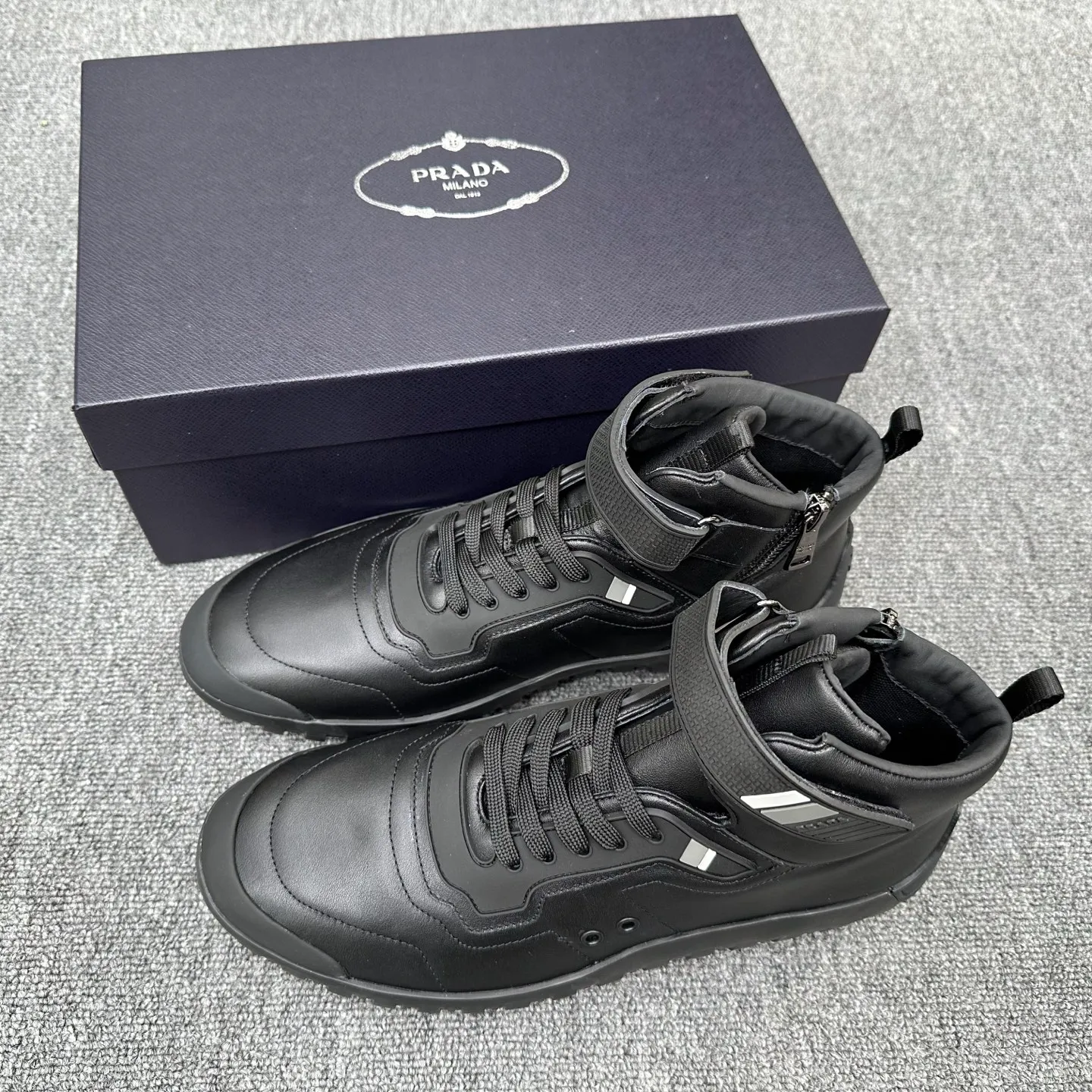 💰880 Prada/Prada’s new men’s spliced ​​casual sports boots! The shoe's exquisite stitching outlines a unique geometric texture, and contemporary lines and details reinterpret the classic sports style. The upper is made of ultra-official material, and the lining is full cowhide. It is lightweight, breathable, practical and versatile. The tongue is decorated with the Prada Milano logo, and the logo print is embellished with the laces. It is paired with a 2.5cm two-color rubber sole to create a comfortable wearing experience. Comes with full set of original packaging dust bag! Size: 39-40-41-42-43-44 (45 customized) standard leather shoe size Item number: 41274651